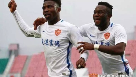 37岁还在球场奔跑！香港归化前锋艾力士的“滚烫足球路”