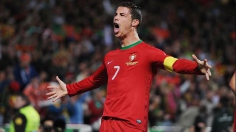 C罗帽子戏法贺炜解说燃情 葡西3-3经典