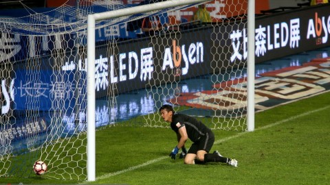 中超德比裁判争议：李海新“笑纳”脑震荡换人，申花1-0海港