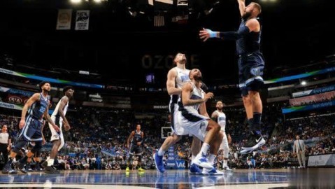 勇士8人上双133-112大胜灰熊，残阵豪取六连胜