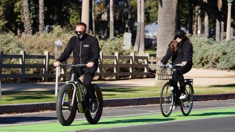 七旬硬汉领骑为女破风 施瓦辛格用车轮丈量不老的传奇