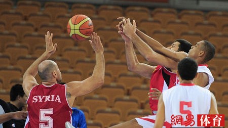 标题：友谊赛阿联酋3-1叙利亚，半场逆转显韧性（30字内）