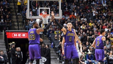 标题：2025-26赛季NBA首轮G4骑士激战猛龙 客队背水一战争夺赛点