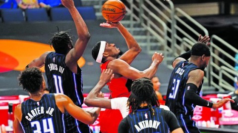 詹姆斯压哨绝杀+系列赛横扫 骑士4-0淘汰猛龙